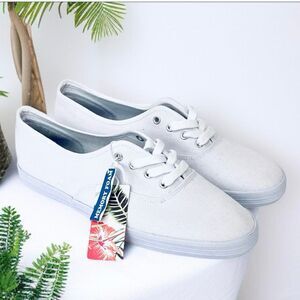 NWT TOMMY BAHAMA 9 White Shoelaces Memory foam Cushioned Canvas Comfy Sneakers